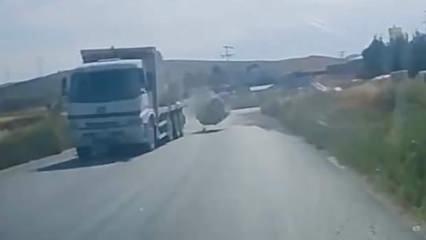Seyir halindeki tırdan  mermer bloğu düştü! Kaza kıl payı atladıldı