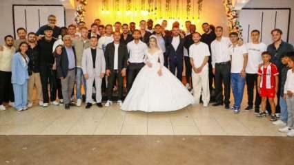 Süper Lig'in 19 yaşındaki yıldızı dünya evine girdi: Yalnız bırakmadılar