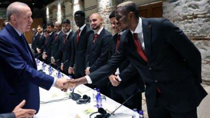 Başkan Erdoğan futbolcuları tek tek tebrik etti! İlgi çeken diyaloglar