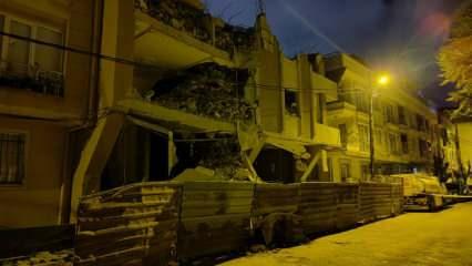 Avcılar’da kentsel dönüşüm kapsamında yıkımına başlanan bina böyle çöktü