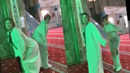 İki genç kızın camide yaptıkları hareketler büyük tepki çekti