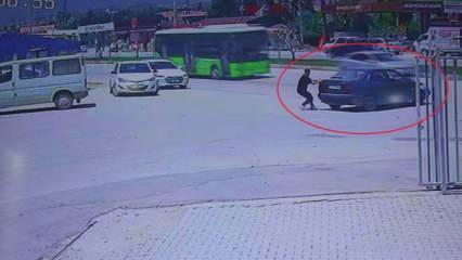 El frenini çekmeyi unuttuğu aracının peşinden koşsa da çaresiz kaldı, o anlar kamerada