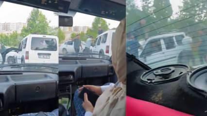 Hayrete düşüren görüntü: Kaza yaptıkları araçtakilere korku dolu anlar yaşattılar