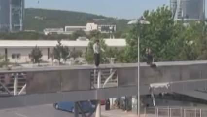 Kartal’da üst geçitten elektrik direğine atlayıp yere indi