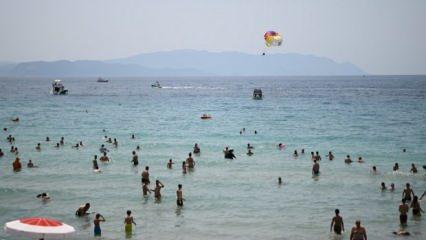 Kuşadası'nda plajlarda bayram yoğunluğu!