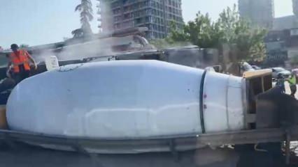 Sefaköy'de beton mikseri devrildi, trafik kilitlendi!