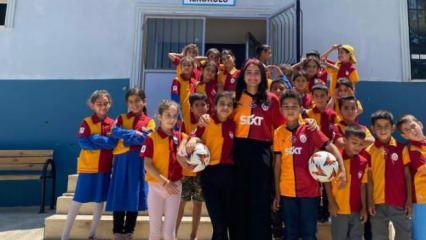 Yunus Akgün'den köy okulundaki öğrencilere forma jesti