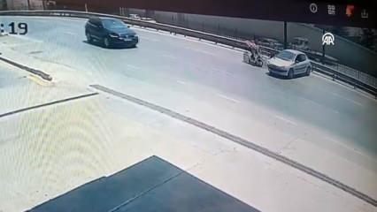 El frenini çekmeyi unuttu! Kayan araba kazaya sebep oldu