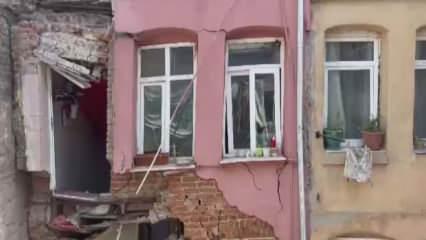Fatih'te korku dolu anlar: 3 katlı binanın balkonu çöktü!