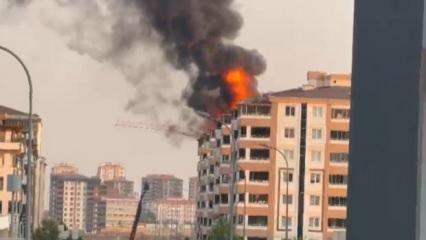 Gaziantep'te yedi katlı binanın çatısı alev alev yandı