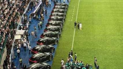 İlk kez Dünya Kupası'nı garantileyince tüm futbolculara araba hediye etti