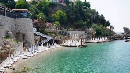 Plajdaki 1000 liralık şezlong ücreti, yarıya düşürüldü