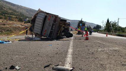 Adıyaman'da kamyonet ile otomobil çarpıştı: 1 ölü, 5 yaralı