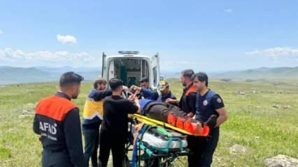 Sarıkamış’ta kayaklıklardan düşen çobanın ayağı kırıldı