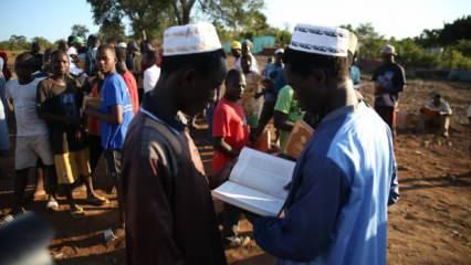 TDV g&ouml;n&uuml;ll&uuml;leri Mozambik'te Kur'an-ı Kerim dağıttı