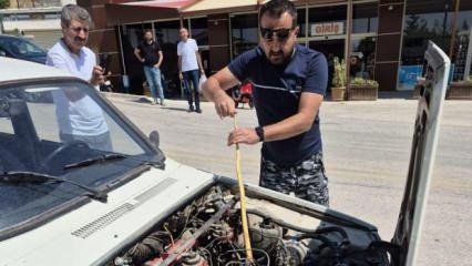 Aracın motoruna giren yılan görenleri şoke etti! Eline sopa alıp böyle çıkardı