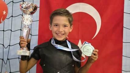 Balıkesir'den çıkan 8 yaşındaki çocuk fitness şampiyonasında tarih yazdı
