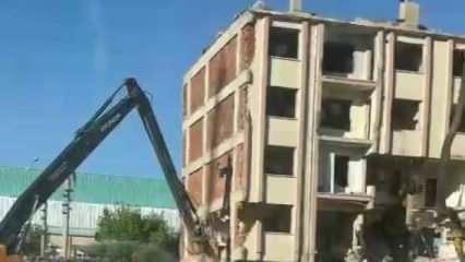 Elazığ’da ağır hasarlı bina tek darbeyle yıkıldı