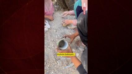 Filistinli çocukları yerden bir avuç makarna toplamaya mahkum ettiler