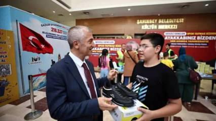Gaziantep'te öğrencilere karne hediyesi olarak spor ayakkabı hediye edildi