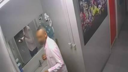Halı sahada maç yaparken telefonu çalındı! O anlar kamerada