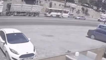 Hatay’da minibüs tıra arkadan çarptı: 2 yaralı