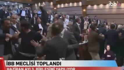 İBB Meclisi'nde kavga! AK Parti ve CHP grupları yaka paça birbirine girdi!