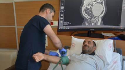Karın ağrısı şikayetiyle gitti, doktorlar bile şoke oldu! Tam 23 santim...