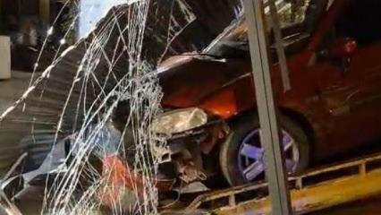 Makas atan sürücü dehşet saçtı: Çarptığı otomobil mağazaya daldı