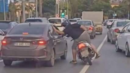 Motosikletli, trafikte tartıştığı sürücünün aracına vurdu