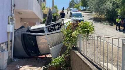 Otomobil, apartmanın bahçesine girerek yan yattı: 5 yaralı