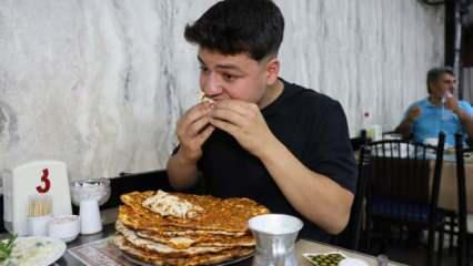  Tek oturuşta 15 lahmacunu yedi!