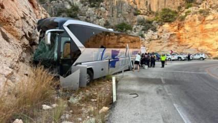 Antalya'da feci kaza! Yolcu otobüsü kayalıklara çarptı, bilanço ağır