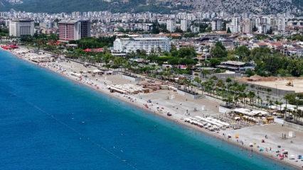 Antalya’nın sahilleri serinlemek isteyenlerle dolup taştı