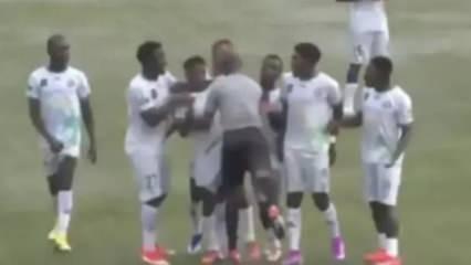 Bu da oldu! Hakem kendisine itiraz eden oyuncuya kafa attı! Saha karıştı