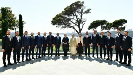 Emine Erdoğan, Türkiye Gençlik Vakfı Yönetim Kurulu ile bir araya geldi