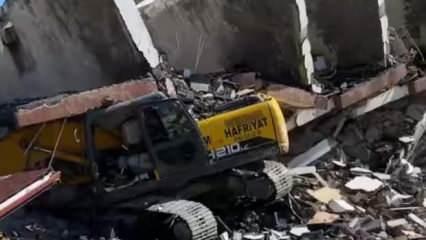 Hatay'da yıkım sırasında 7 katlı bina, iş makinesinin üzerine devrildi