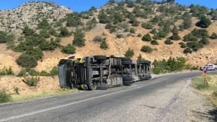 Tır devrildi! Sürücü yara almadan kurtuldu