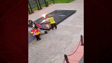 Küçük çocuk, Rusya'nın merkezindeki "Ebedi Alev" anıtına su dökerek yanan ateşi söndürdü