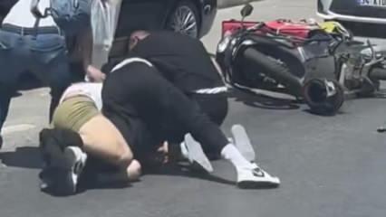 Trafikte araçtan iki kişiyle motokurye kavgası kamerada