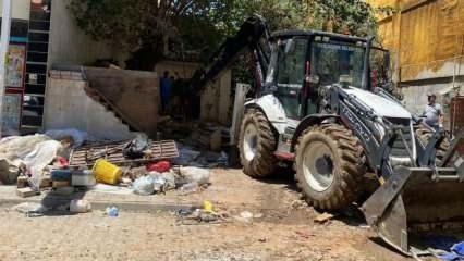 Manisa'da yaşlı kadının evinden 13 kamyon çöp çıkarıldı