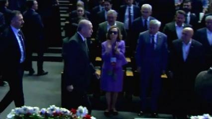 Programda dikkat çeken anlar! Telefon gelince Başkan Erdoğan salondan ayrıldı...