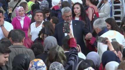 Sağlık Bakanı Kemal Memişoğlu, mezun olan öğrencilerle horon oynadı