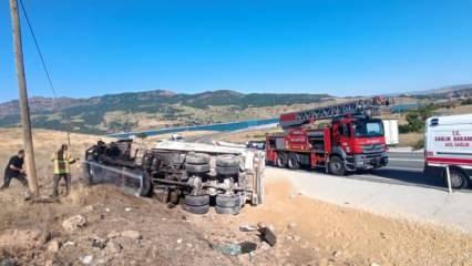 Tunceli'de kamyon devrildi, sürücü araçtan fırladı