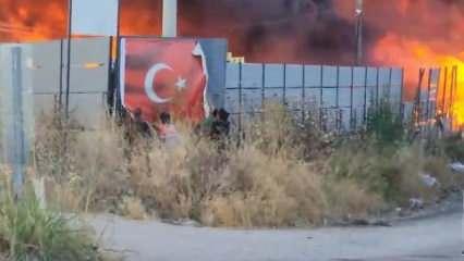  Alev alev yanan fabrikada kalan Türk bayrağını böyle kurtardı