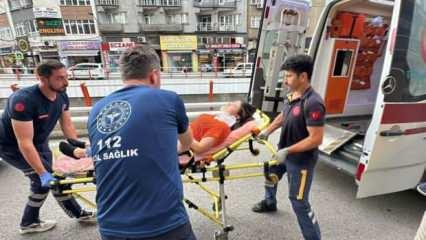 Dolmuştan inen yolcuya motosiklet çarptı: 2 yaralı