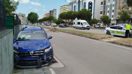 Duvara çarpan otomobilin sürücüsü yaralandı