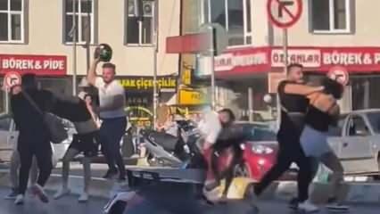 Trafikte korkunç anlar! Motor kaskıyla saldırdılar, kadınları bayıltana kadar darbettiler