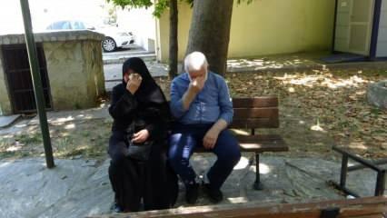 Evden atılan Toprak çifti, günlerini cami avlusunda geçiriyor