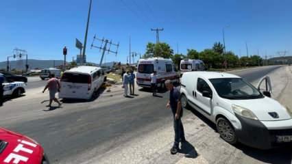 Fethiye'de minibüs ve hafif ticari araç çarpıştı: 12 yaralı